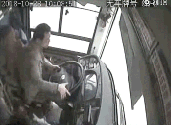 刚刚!视频曝光重庆万州公交车坠江原因公布！乘客与司机激烈争执互殴致车辆失控