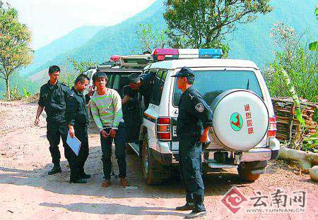 李某在民警的押解下指认现场